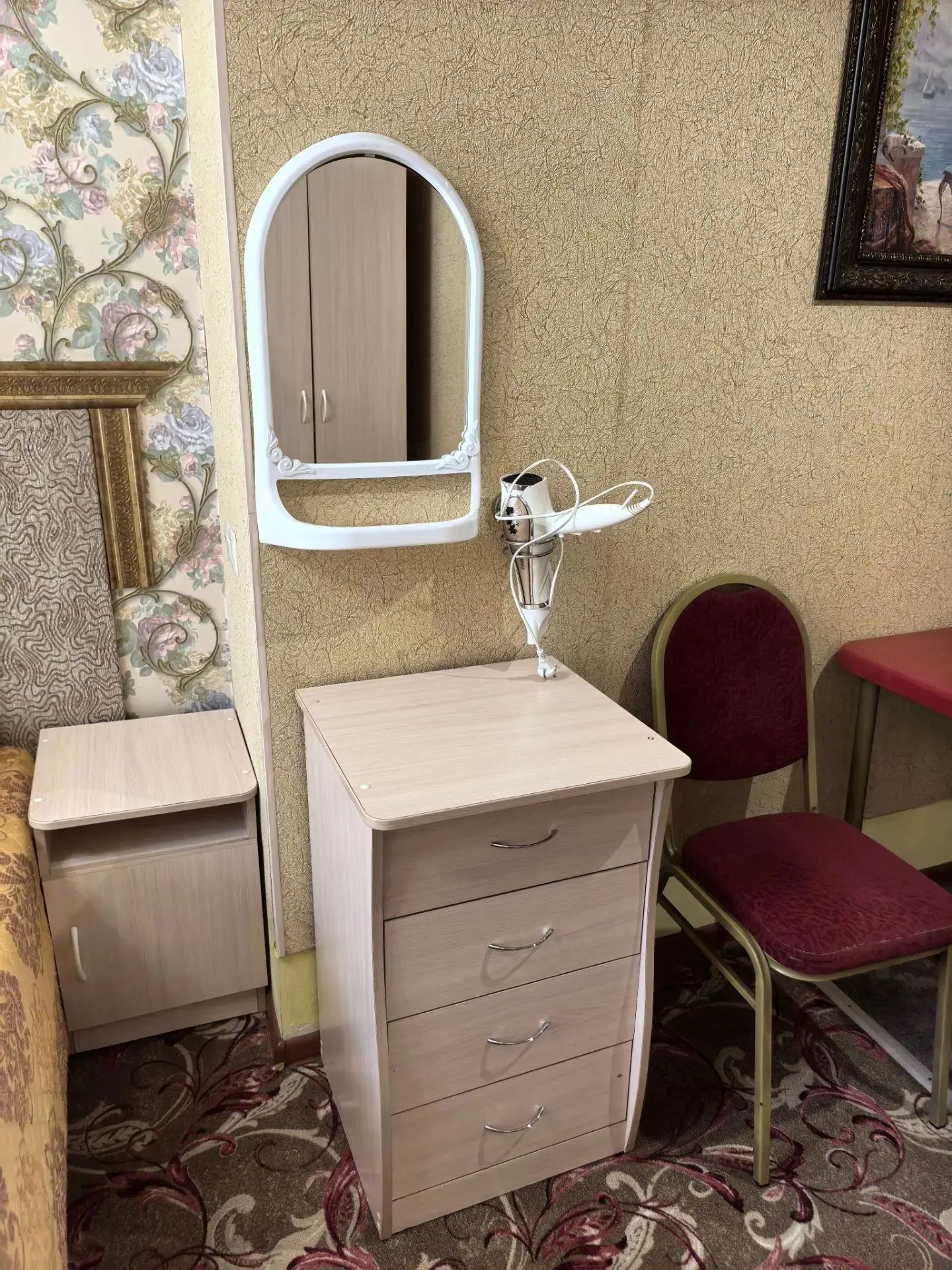 Комод у кровати в комнате